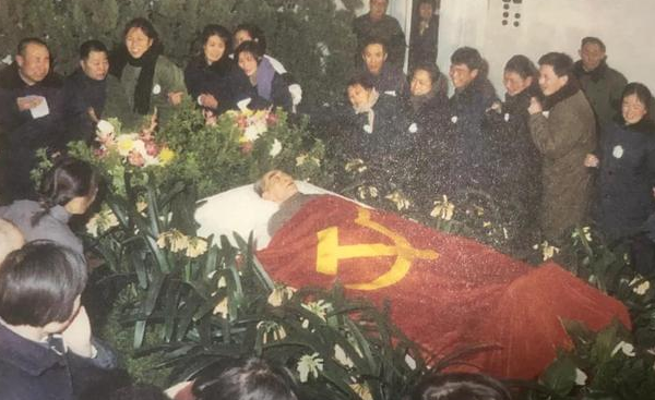 1975年周恩來第5次手術後,突然叫來醫生:太疼了,能哼幾聲嗎? 1975年周恩來第5次手術後,突然叫來醫生:太疼了,能哼幾聲嗎?