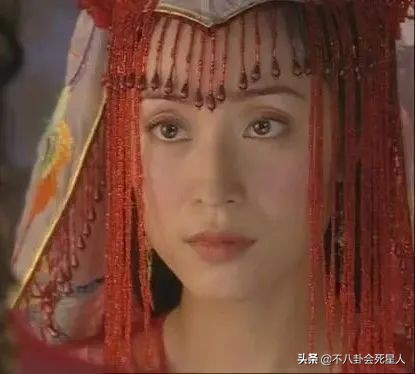 同一部劇中穿相同衣服的對比：楊冪美過佟麗婭，趙麗穎更勝一籌