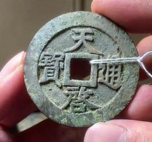 土豪花費巨資買了一枚古幣，以為他不懂行情，結果還撿漏了