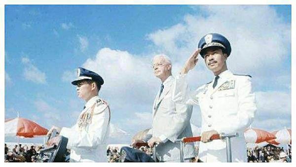 空軍司令對航空公司老闆說:追不上這位空姐,就把飛機打下來 空軍司令對航空公司老闆說:追不上這位空姐,就把飛機打下來