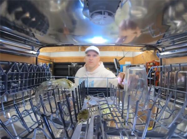 洗碗機怎麼把碗洗乾淨？老哥把攝像機放進去後，網友：原來如此