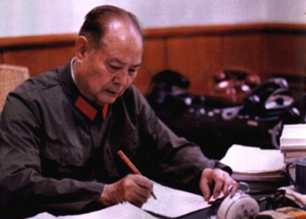 毛主席為電臺發愁，一國軍俘虜出力，48年後葉劍英主持他的追悼會