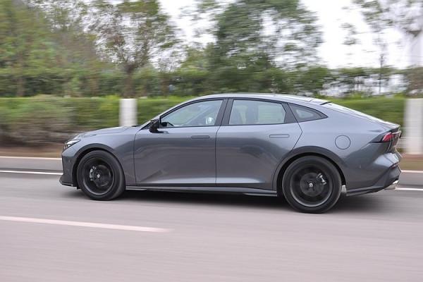 試駕即將上市的長安UNI-V：個性十足 效能更佳