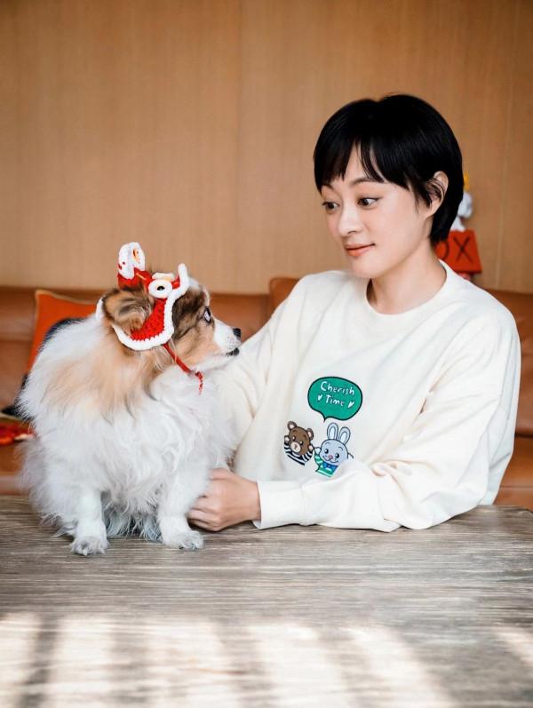 孫儷新年&OpenCurlyDoubleQuote;全家福&rdquo;好特別！穿衛衣和貓狗拍合照，私服造型太封神