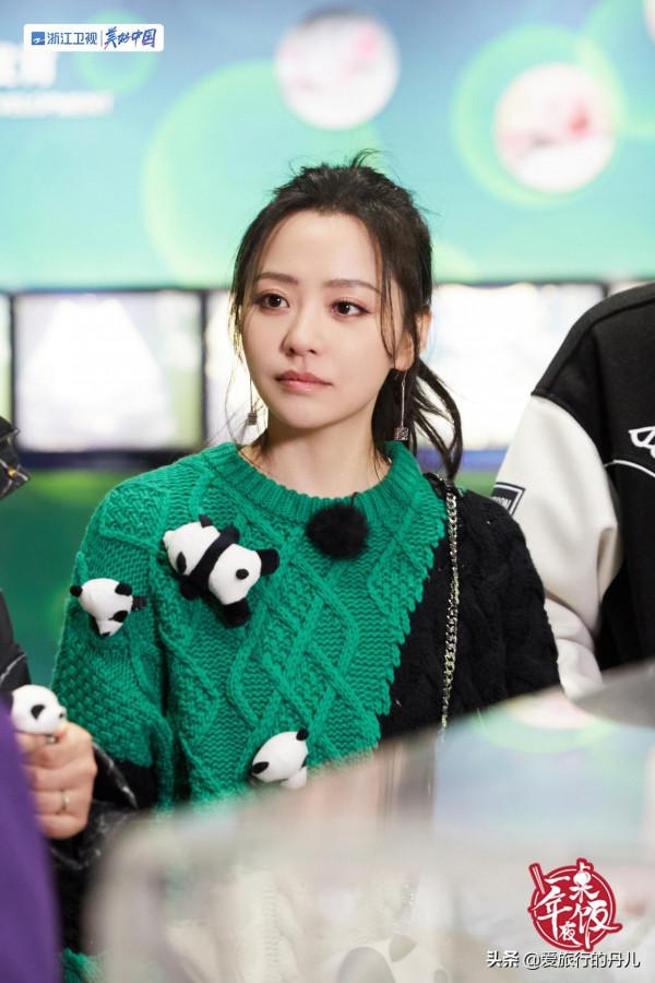 張靚穎穿搭越來越有少女感！綠色與黑色拼接的毛衣，時髦又減齡
