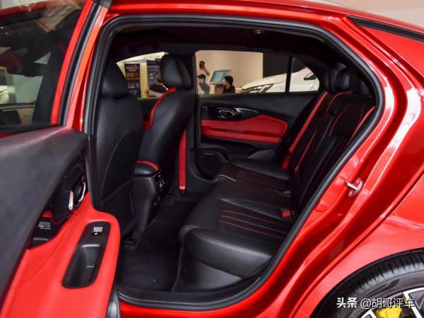 油耗5.7L/100km，能靜能動，運動黃點綴，實拍影豹