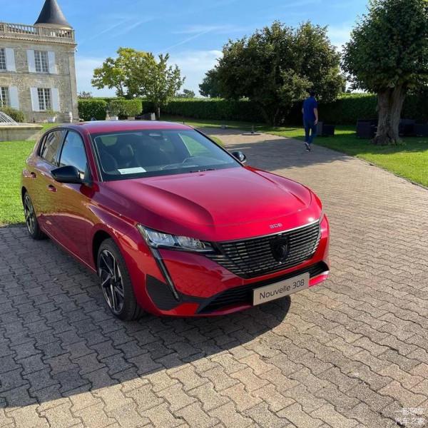 “車標”屬實搶眼！全新標緻308兩廂版海外街拍，是三缸發動機