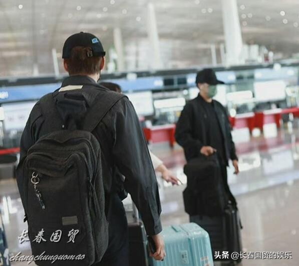 劉愷威魏大勳機場意外被拍同框,網友:神一樣的緣分 劉愷威魏大勳機場意外被拍同框,網友:神一樣的緣分