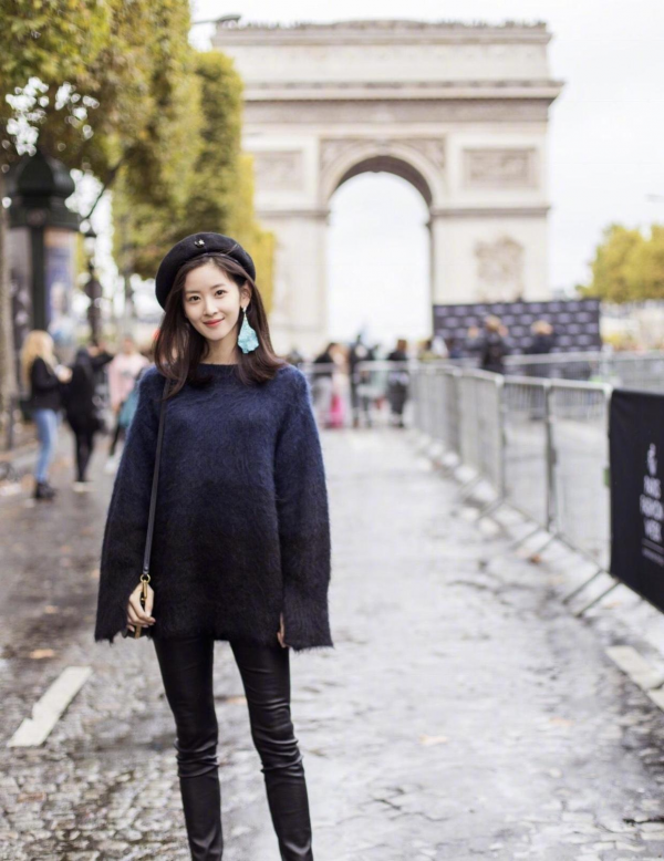 章澤天氣質越來越高階,穿藍色毛衣配皮褲高階洋氣,太好看了 章澤天氣質越來越高階,穿藍色毛衣配皮褲高階洋氣,太好看了