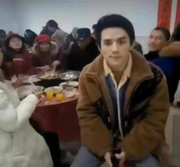 明星迴村百態，集體變土毫無時尚感，太接地氣了