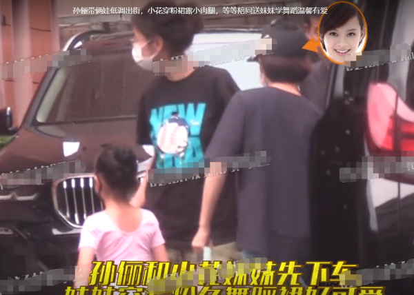 孫儷親自接孩子放學，精心打扮穿著時尚，兒子快步疾走插兜耍酷