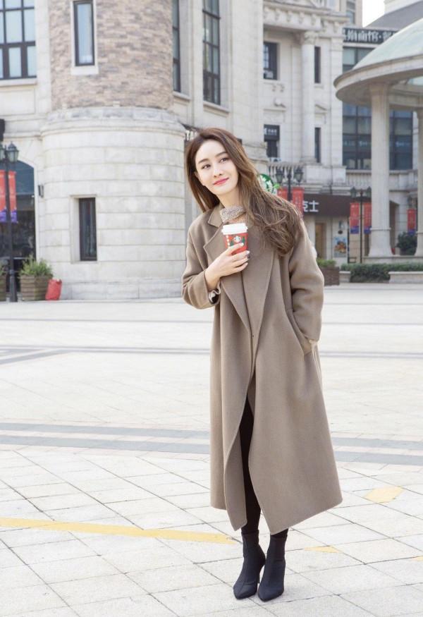 陳德容太會“扮嫩”，穿玫紅色西裝配芭比粉長靴出鏡，說她47誰信