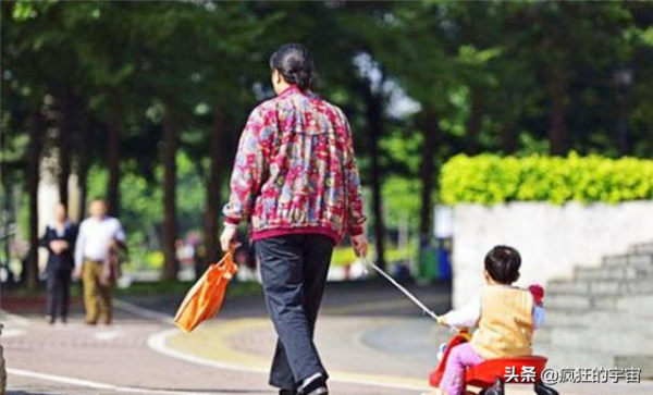 “最年輕姥姥”火了，抱著剛出生的外孫，卻被誤以為是孩子媽媽