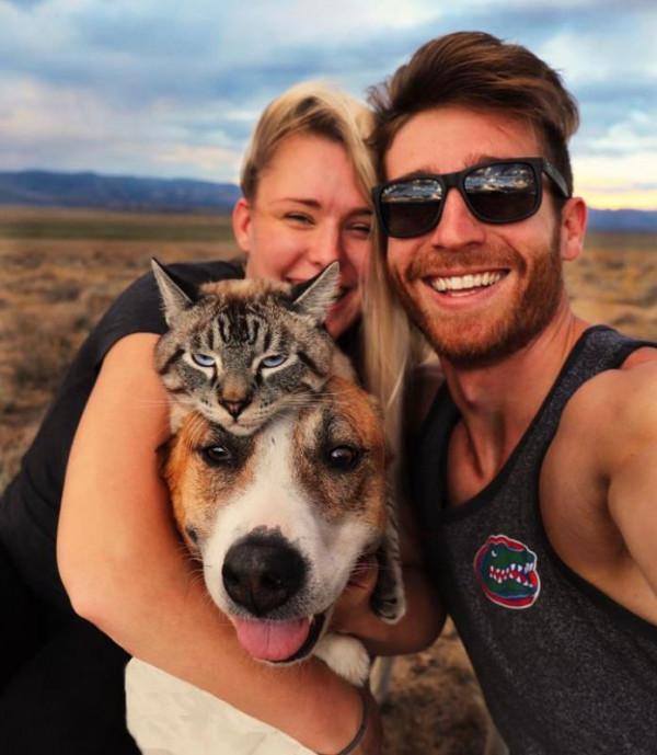 兩人一貓一狗四處探險旅行,每一幕都萌翻天 兩人一貓一狗四處探險旅行,每一幕都萌翻天