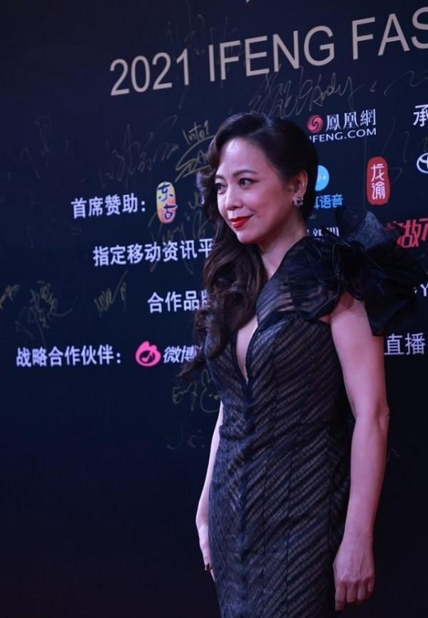 鄧萃雯才是真“風韻猶存”，魚尾裙配波浪發，大女人的氣場蓋不住