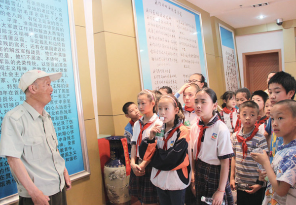 塗伯毅：活著的“邱少雲”，毀容後周總理親自接見，稱他是藝術家