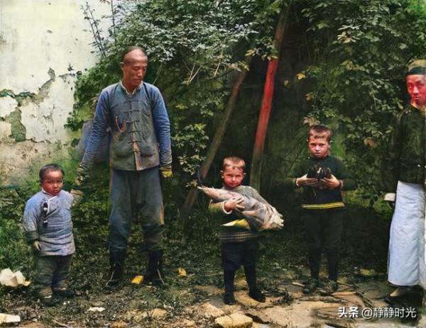 晚清老照片：女子貌美有氣質，衙役下跪，洋人小孩抱大竹筍