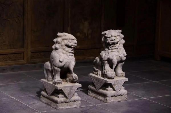 喜獅，此獅形態逼真，威武雄壯，霸氣十足，蹲坐側頭，毛髮起卷