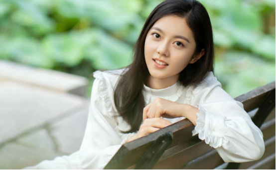 趙今麥不是明豔動人的那種，而是比較乾淨可愛的，很瘦很白