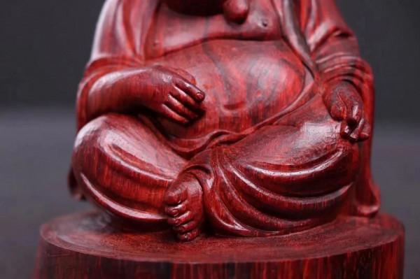 紫檀木切雙段，雕一對彌勒安坐而笑！好手藝
