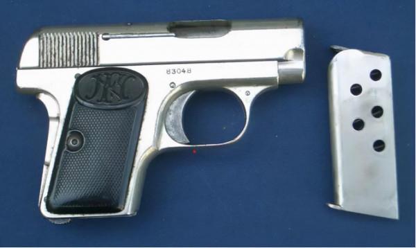 父親送給母親的見面禮:一支月光下發亮的勃朗寧手槍 父親送給母親的見面禮:一支月光下發亮的勃朗寧手槍