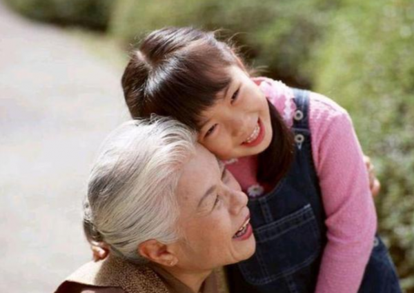 為啥老人身上有一股怪味？建議60歲後，遠離4個習慣，或老了沒味