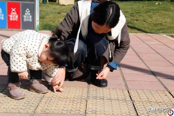 媽媽教失明女兒用木棍走路，被反問：每個人都用棍子嗎？媽媽哭了