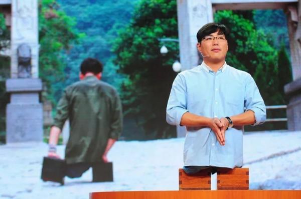 流浪歌手沒雙腿沒文化，卻娶了健康漂亮女孩活成勵志人物，他憑啥