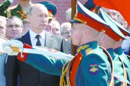 2015年，普京放下身份，高舉父親遺像參加遊行，他為何這麼做？