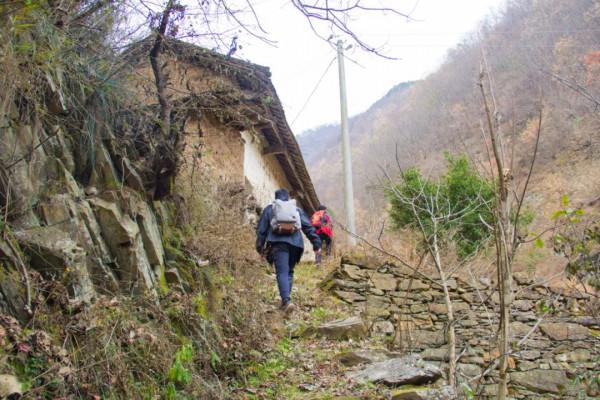 三面是山,一面是壁,秦嶺山窪窪裡的這棟老房子,太適合租來隱居 三面是山,一面是壁,秦嶺山窪窪裡的這棟老房子,太適合租來隱居