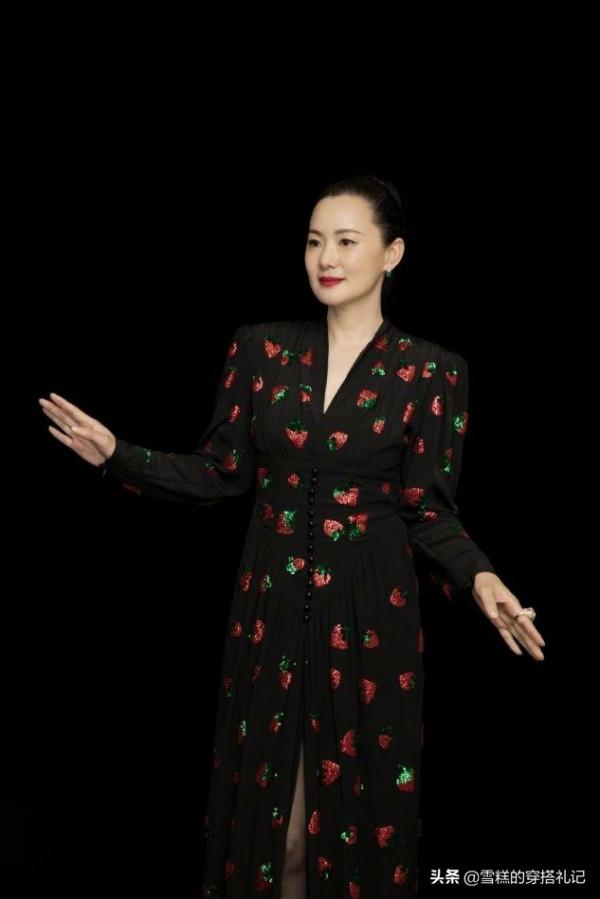 有肚子的女人放棄&OpenCurlyDoubleQuote;塞衣角&rdquo;吧！瞧詠梅的藏腹穿法，顯瘦又時髦