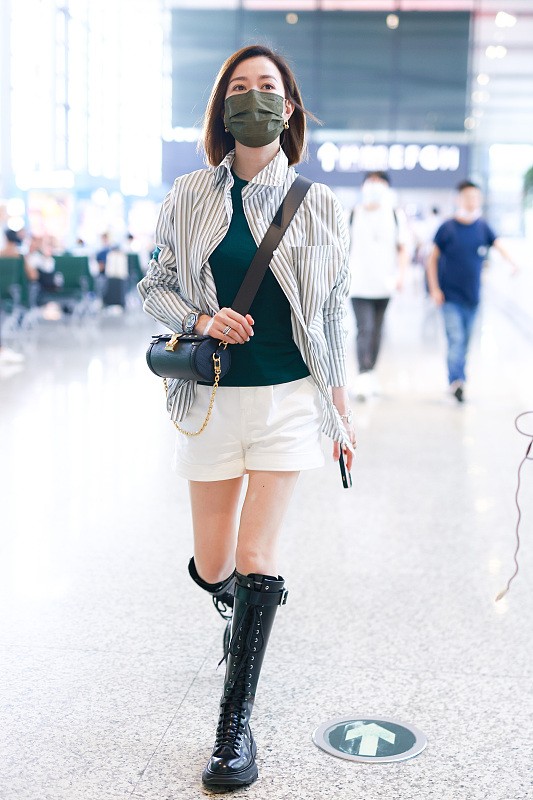 女人生了孩子變化大，大S和佘詩曼坐一起，穿的休閒氣質相差大