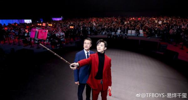 易烊千璽和粉絲的新合照久違的大合照，每次見面都是愛的奔赴