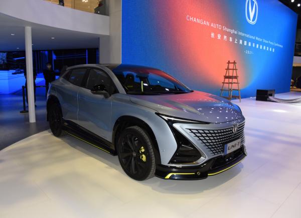 競爭領克01，長安UNI-T運動版，全車多處燻黑，配1.5T，才13萬多