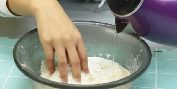 冬天發麵時，別隻會放酵母！多加1步，8分鐘發滿盆，比麵包還暄軟