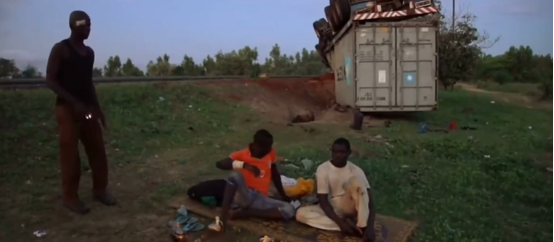 非洲堵車有多嚴重？收費站至少堵10天，公交車可以直接插隊走