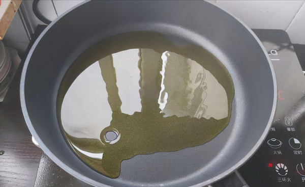 央視用實驗證明，不粘鍋塗層是不是真的致癌？鍋底掉了還能用嗎？