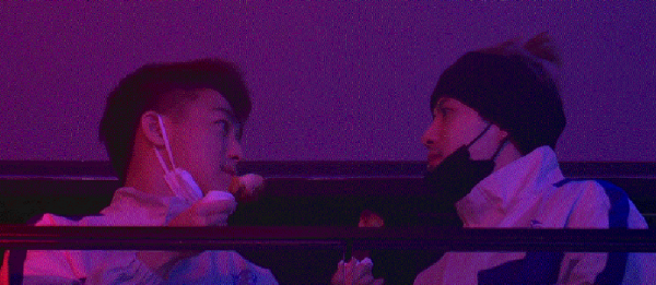 王嘉爾和何猷君在KPL現場啃雞腿,還一本正經的深情對視,笑yue了 王嘉爾和何猷君在KPL現場啃雞腿,還一本正經的深情對視,笑yue了