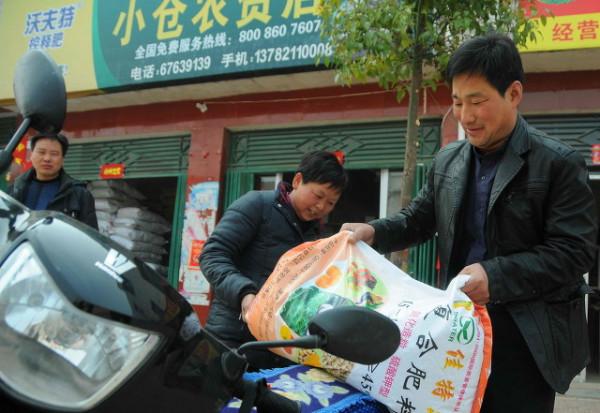 賣農資的套路:讓農民覺得佔了大便宜,實際卻吃了大虧,多花錢 賣農資的套路:讓農民覺得佔了大便宜,實際卻吃了大虧,多花錢