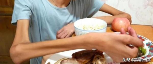 體重只有18公斤卻考上985大學，北航新生邢益凡的故事，讓人淚目