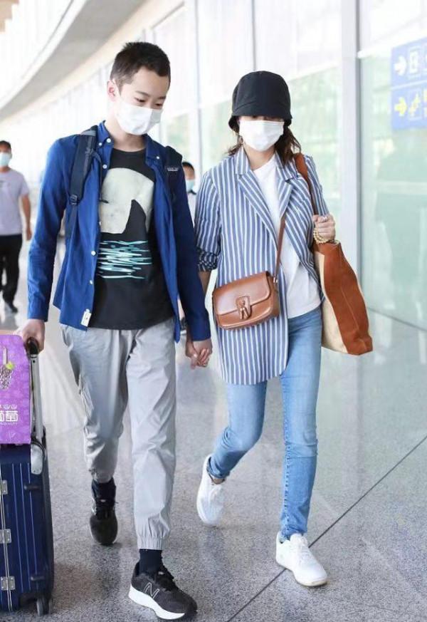 海清帶兒子“蛋妞”走機場，兒子身材高大氣質文藝，五官超像媽媽