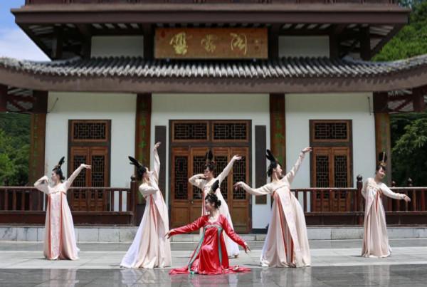 穿漢服免門票 中秋到武陵山大裂谷應一場國風邀約 穿漢服免門票 中秋到武陵山大裂谷應一場國風邀約