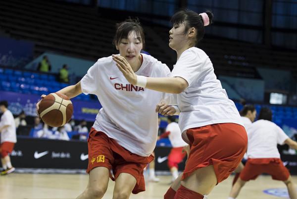 女籃大勝難掩一人低迷！207CM高塔僅得兩分，關鍵時刻遭鄭薇棄用
