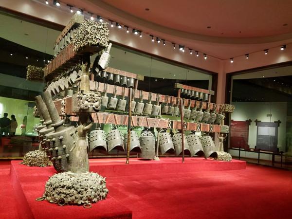 曾侯乙墓出土碗器,它是馬纛,駕車的四匹馬中只有一匹能受此殊榮 曾侯乙墓出土碗器,它是馬纛,駕車的四匹馬中只有一匹能受此殊榮