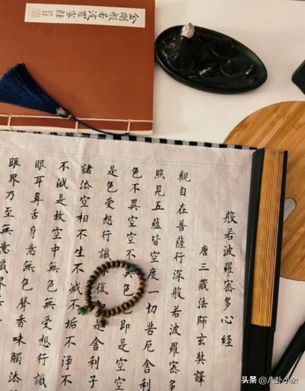 提著Doir包包，穿著高開叉旗袍逛寺廟，這屆佛媛的操作真野