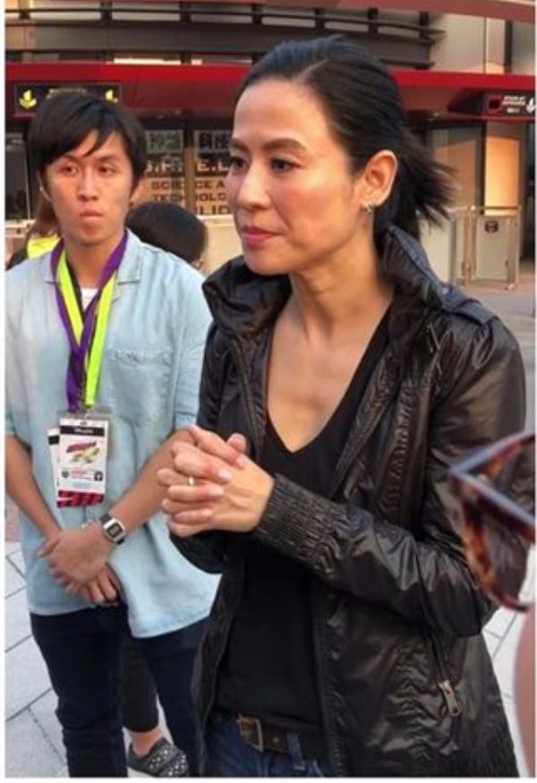 宣萱滿臉皺紋又怎樣？至少比劉曉慶扮嫩好多了，64了還裝少女