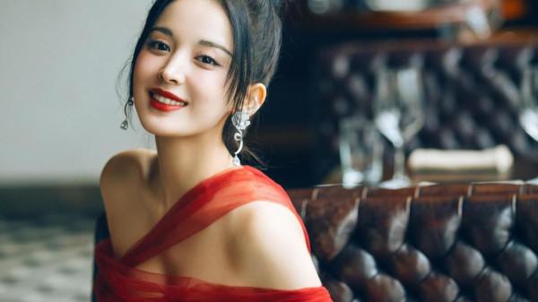 古力娜扎身穿星光紗裙，盡顯優雅氣質