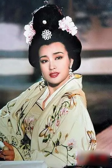 武則天:唐女皇,一個舞動乾坤、名垂青史的“大女人” 武則天:唐女皇,一個舞動乾坤、名垂青史的“大女人”