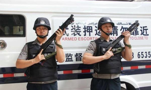運鈔員不都是警察或軍人，為什麼可以配槍？他們用的都是什麼槍？