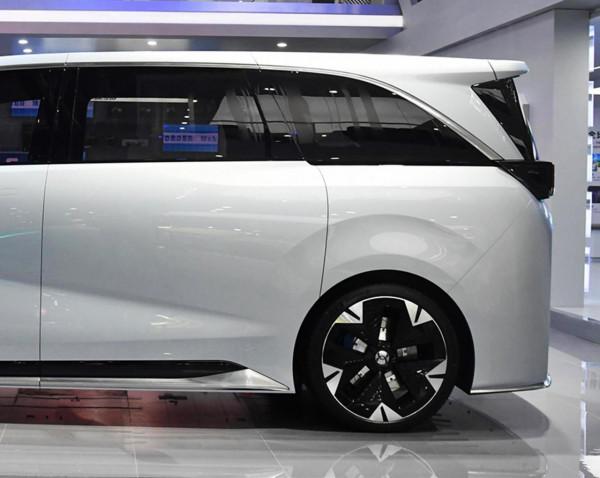 合創首款MPV概念車亮相，外觀很霸氣，側滑門，氣場不輸埃爾法